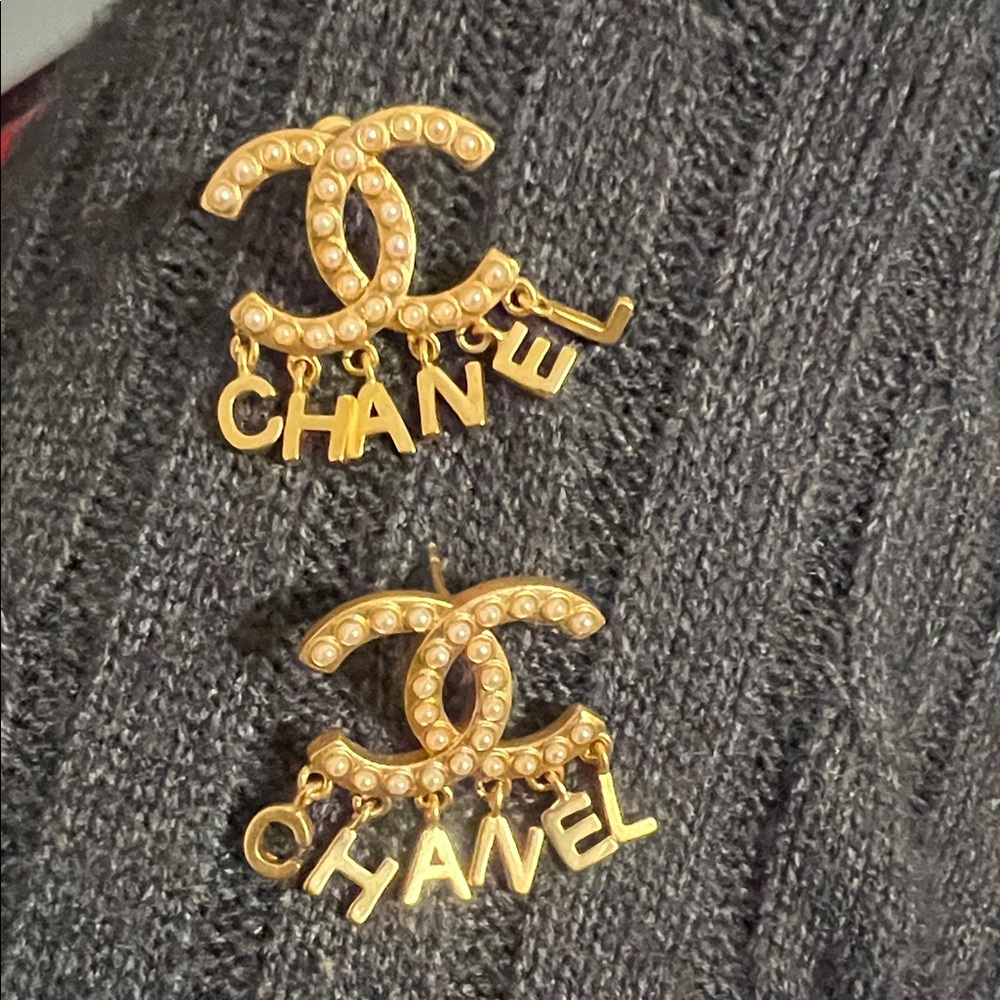 CHANEL Gold Pearl Logo Earrings - Picture 2 of 5